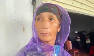 Người mẹ bất lực nhìn bè và con trai bị cuốn ra biển